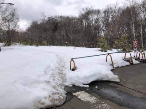 開拓の村駐車場横の出口はまだまだ状態。ましてやノーマルシューズでは不可。