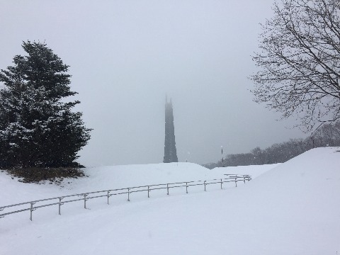 野幌森林公園の百年記念塔も雪の為かかすんでいました。