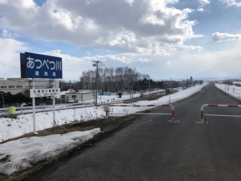 右岸上流に向かう堰堤は積雪なし。