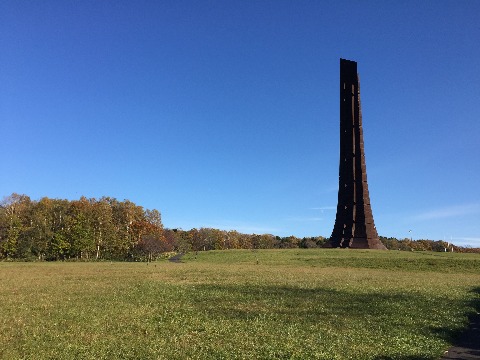 100年記念塔。　今日も天気がよく青空によく映える。
