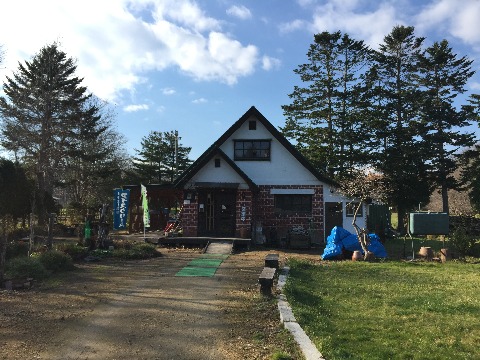 コロポックル山荘。　お蕎麦屋さんには見えません。