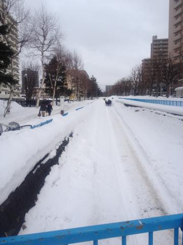 北広島方面。
自転車ロードが除雪されています。この道の先に学生さんの一団がたむろしています。