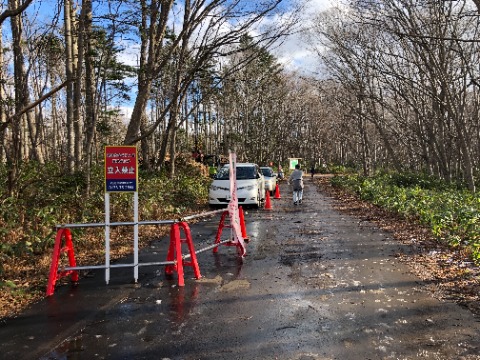 今日の百年記念塔遊歩道入り口付近。　とりあえず通過だけは可。