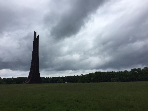 百年記念塔からスタートです。雲が低く垂れこめています。