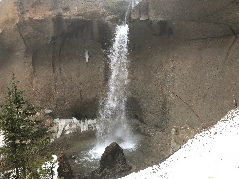 気温が高いので一部は滝になっていました。