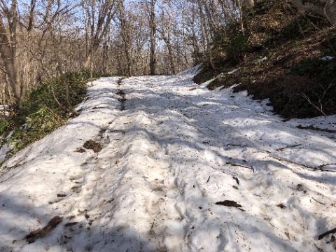 ほぼ冬の雪道状態のところも…。