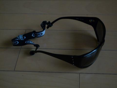 ちょっと暗いですがこんな風なバンドです。