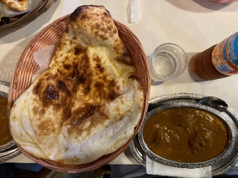 ラムカレーとナン。　おなか一杯。