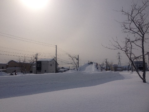 近くの空き地に雪の滑り台が・・・。