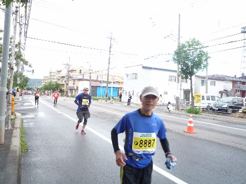 ゴールの千代台陸上競技場手前で