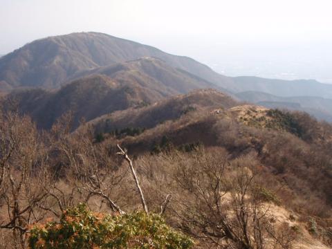 これから行く表尾根。左奥が三の塔。あんなに遠くまで行って、明るいうちに帰れるのだろうか?と少し引きつる。