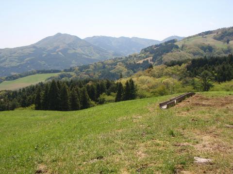 秩父高原牧場から最終ピークの笠山(837m)を望む。遠いなあ。