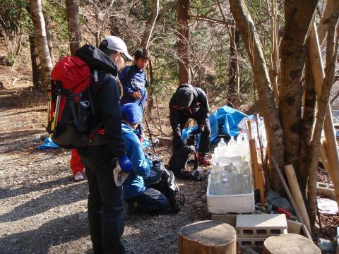 荷上げのペットボトルをザックに詰める。湘南さん6キロ、私4キロ。(それ以上入らなかったから・・・)