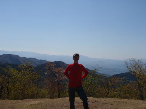 堂平山山頂(875m)で。背景は奥秩父連山。