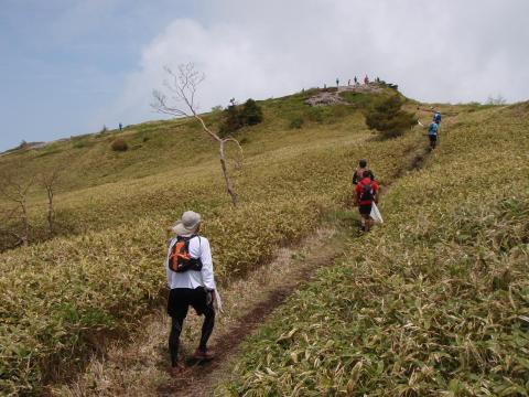 小根子岳への登り。森林限界を越えて、高山を行く気分。
