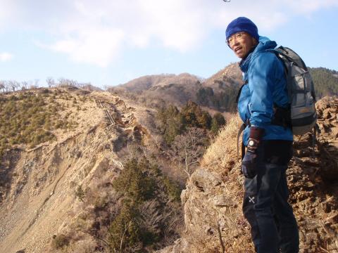 岩尾根で。「あそこを歩いてきたんだぜー」