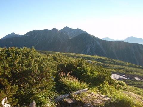 きのう歩いた縦走路。真ん中の高い山が雄山(3003m)。