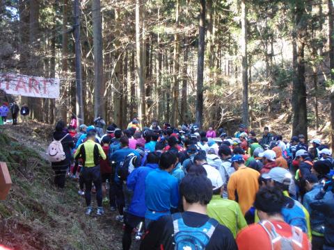 レースのスタート前はいつも寒い。特にきょうは日陰だし、山だし・・