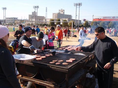名物のハンバーガーを焼くお兄さんたち。レース前は空いていたが、レース後は長蛇の列で食べそびれた。