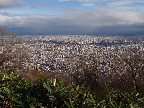藻岩山の山頂から市街地を望む。