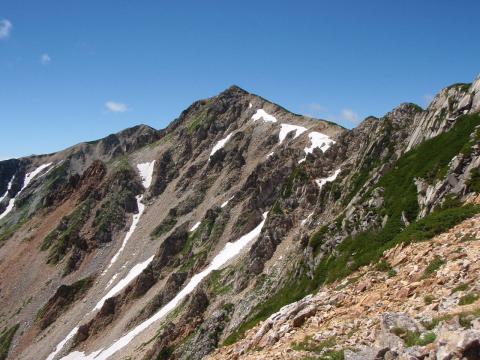 薬師岳への最後の登り。厳しい岩稜の道が続く。