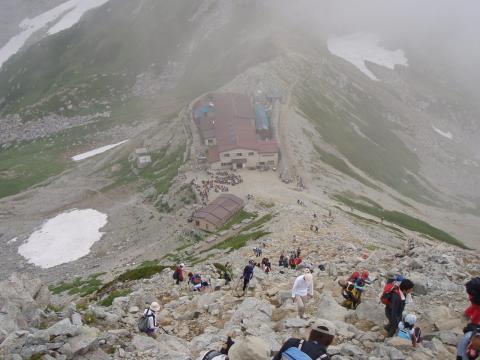 一の越しから雄山へは人の列が続く。