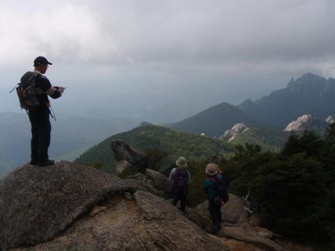 登ってきた道を振り返る同行の3人。遠景は瑞牆山(2230m)。