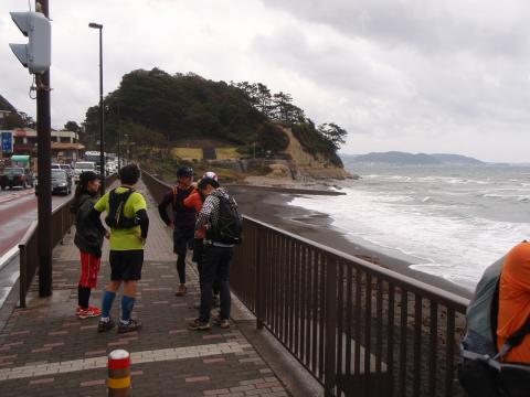 フィニッシュ稲村ケ崎。南風が強くて海が泡立っています。この後、暴風雨に。