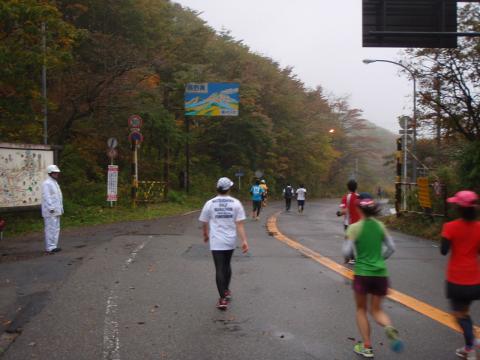 やっと登り切った碓井峠。長野と群馬の県境です。ゴールまであと1キロ。ここからはゆるい下りです！