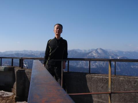 丸山の山頂で。背景は奥多摩から奥秩父の山々。
