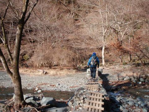 長い林道歩きの終盤で沢を渡る。