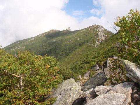 下山路から金峰山頂を振り返る。