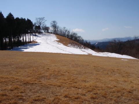 堂平山のパラグライダー練習場。
