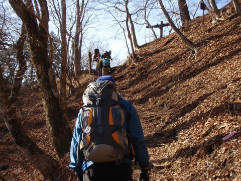 鍋割尾根を行く。この先で吹きっ曝しとなり体感温度急降下。