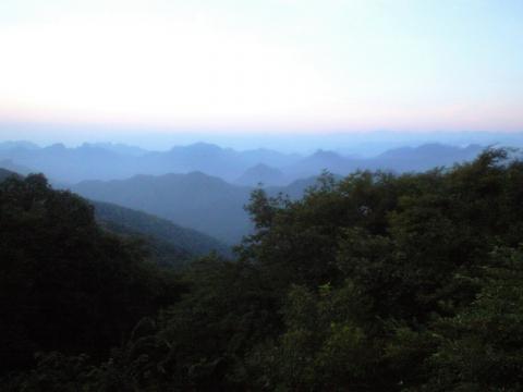 眼下にはうっすらと雲海が広がる