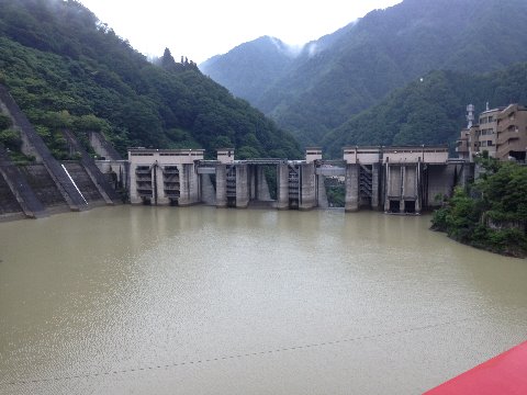 ダムは満面の水をたたえていた。　空っぽのダムに分けてあげたい！