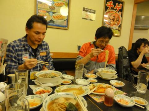 一通り飲んで食べて、最後の締めのラーメン♪
takanoさん、ぶ～さん、写ってないけどコナンさん、お疲れ様でした～！