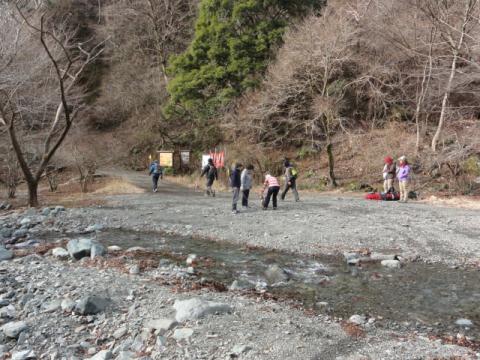 川を渡ってどんどこ進む湘南軍曹と歩兵団