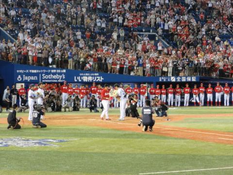 タクローから、新沼捕手へ