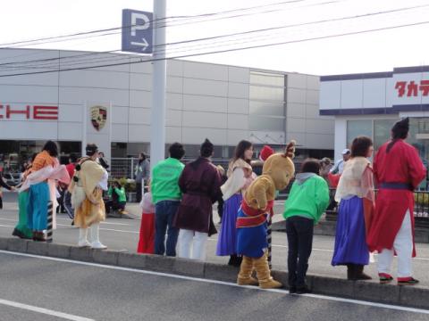 平城宮前ではコスプレ大学生の応援