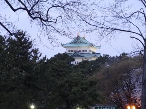 名古屋ヂョ～～～
ナゴドから名古屋駅まで徒歩で移動中に撮った一枚

その他の写真は顔本で