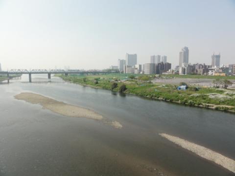 丸子橋から川崎方面を望む。
前回の沖縄５５ｋｍに引き続き、今日も黄砂ですか・・・。