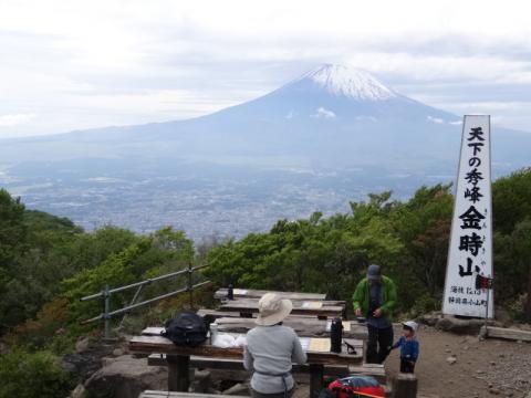 素晴らしい眺望に恵まれた金時山・・・・・

しかし、この直後、惨劇が・・・・・