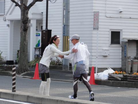 5km地点でのトラベルメンバーの応援後（気づいてくれたのは湘南さんだけorz）
ランナーを激励する有森姉さん