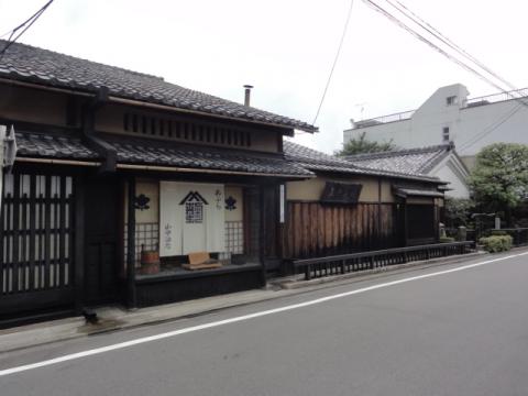 上京歴史探訪館の向かいは、JIFUちゃん御用達の山中油店
JIFUちゃんは、わざわざこのお店から油を取り寄せているとのこと。