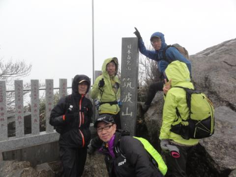 女体山頂（877m）到着～

ちょっと、そこのアナタ！
ちゃんとカメラのほうを向いてぐさい。