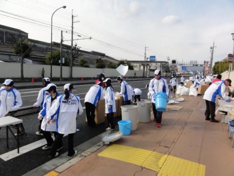 5km手前の給水所の後片付けをするボランティアスタッフのみなさん。
この人たちのおかげで、我々は気持ちよく走れるのです。
感謝！