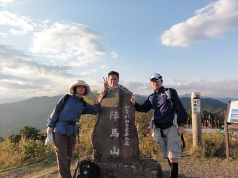 途中をすっ飛ばして・・・
いきなり陣馬山（854.8m）到着
910の高度は、731m
その差は、123m・・・。
ひどいもんだ。