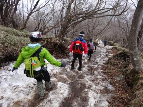 塔の岳から丹沢山へ向かう。
登山道凍結で、非常に危険！