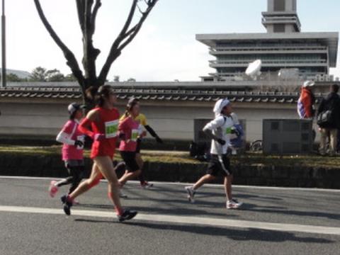 40km地点で、湘南さん。
あ～～っ！
手前のランナーに隠れて撮れてない！！